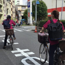 荒川区で訪問へ向かうあしすとのスタッフ